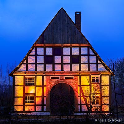 Fachwerkhaus im Freilichtmuseum Detmold zur blauen Stunde, Fachwerk-Hallenhaus von 1614, beleuchtet, Teutoburger Wald - Architektur Bilder kaufen